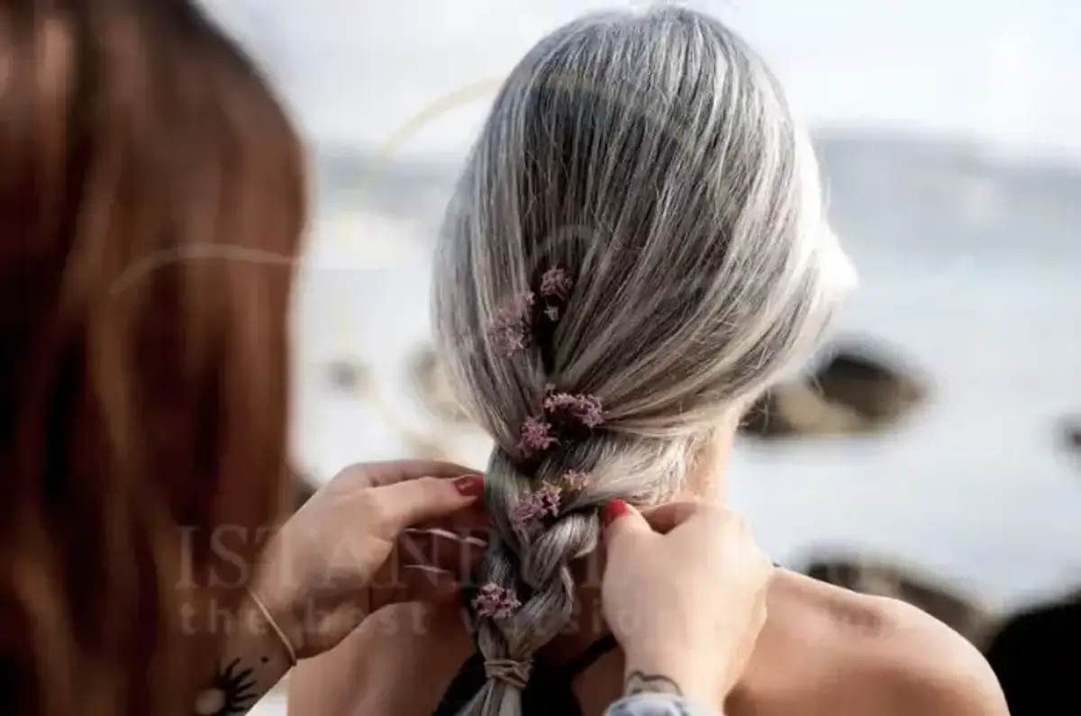 Warum das Haar grau oder weiß wird Ursachen und Lösungen
