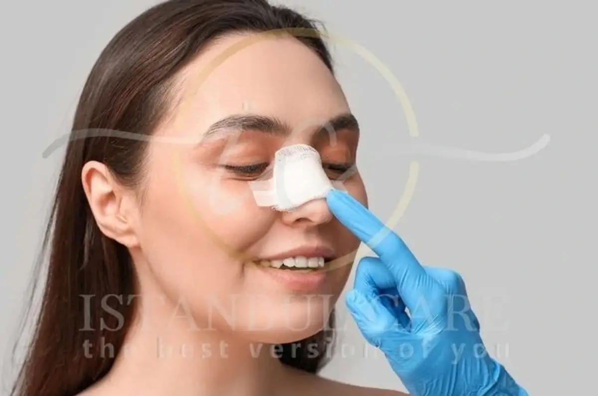 Consigli per il recupero dopo rinoplastica: paziente a riposo con impacchi di ghiaccio sul naso, cure post-operatorie