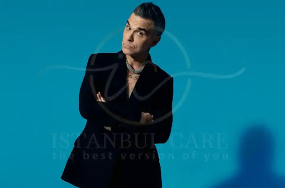 Robbie Williams z odtworzoną linią włosów po udanym zabiegu przeszczepu włosów.