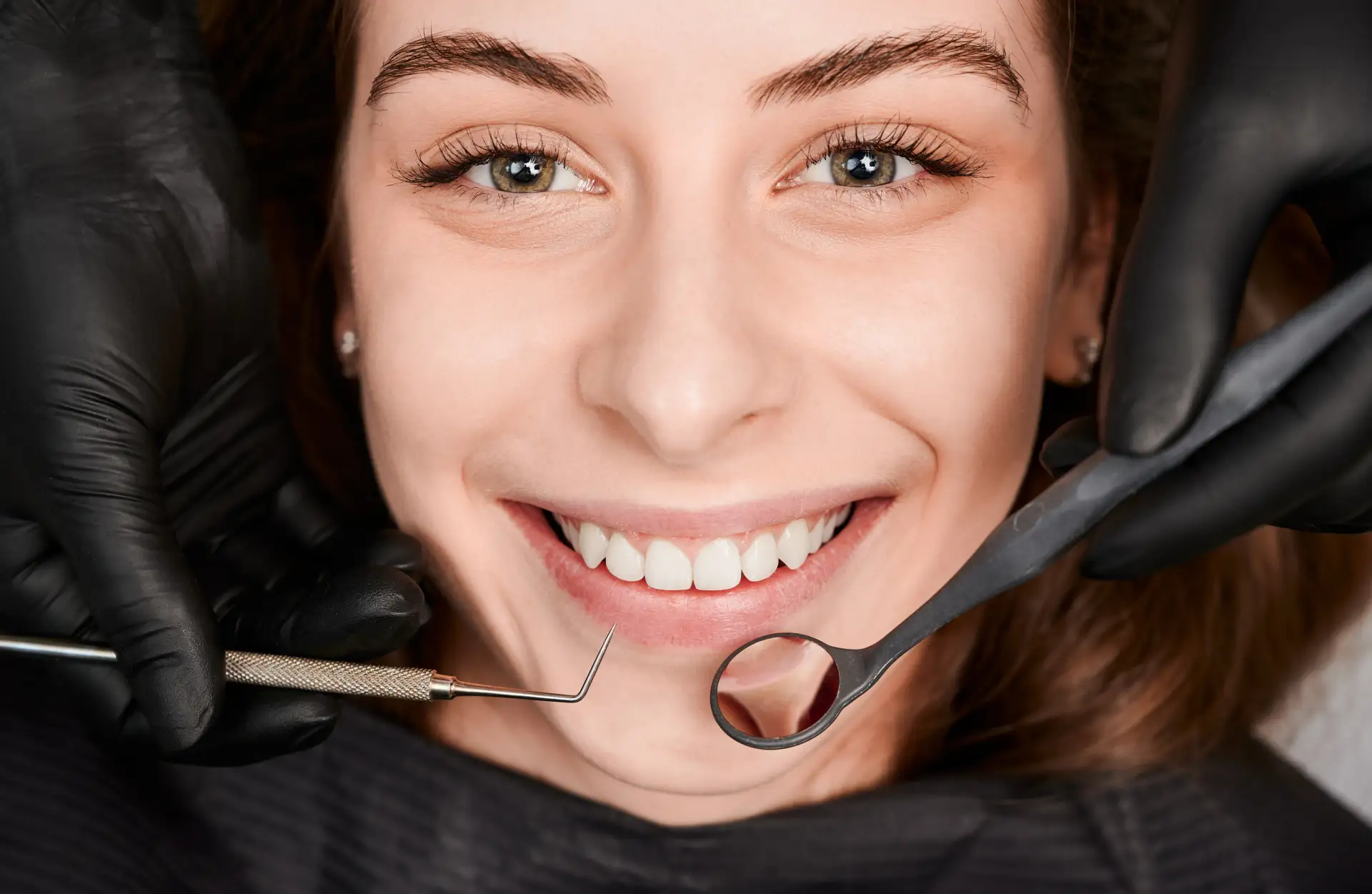 vesela-tânara-care-face-clinica-de-examen-stomatologic