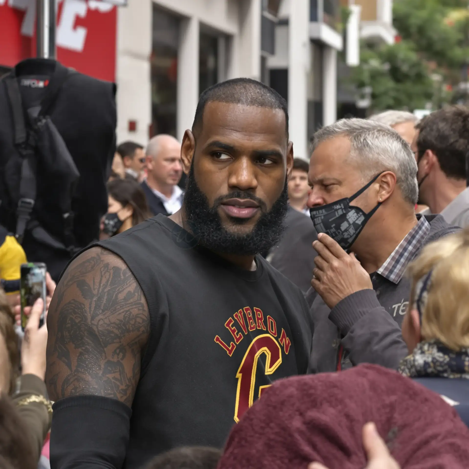 Linia părului lui LeBron James: analiza căderii părului la o celebritate.