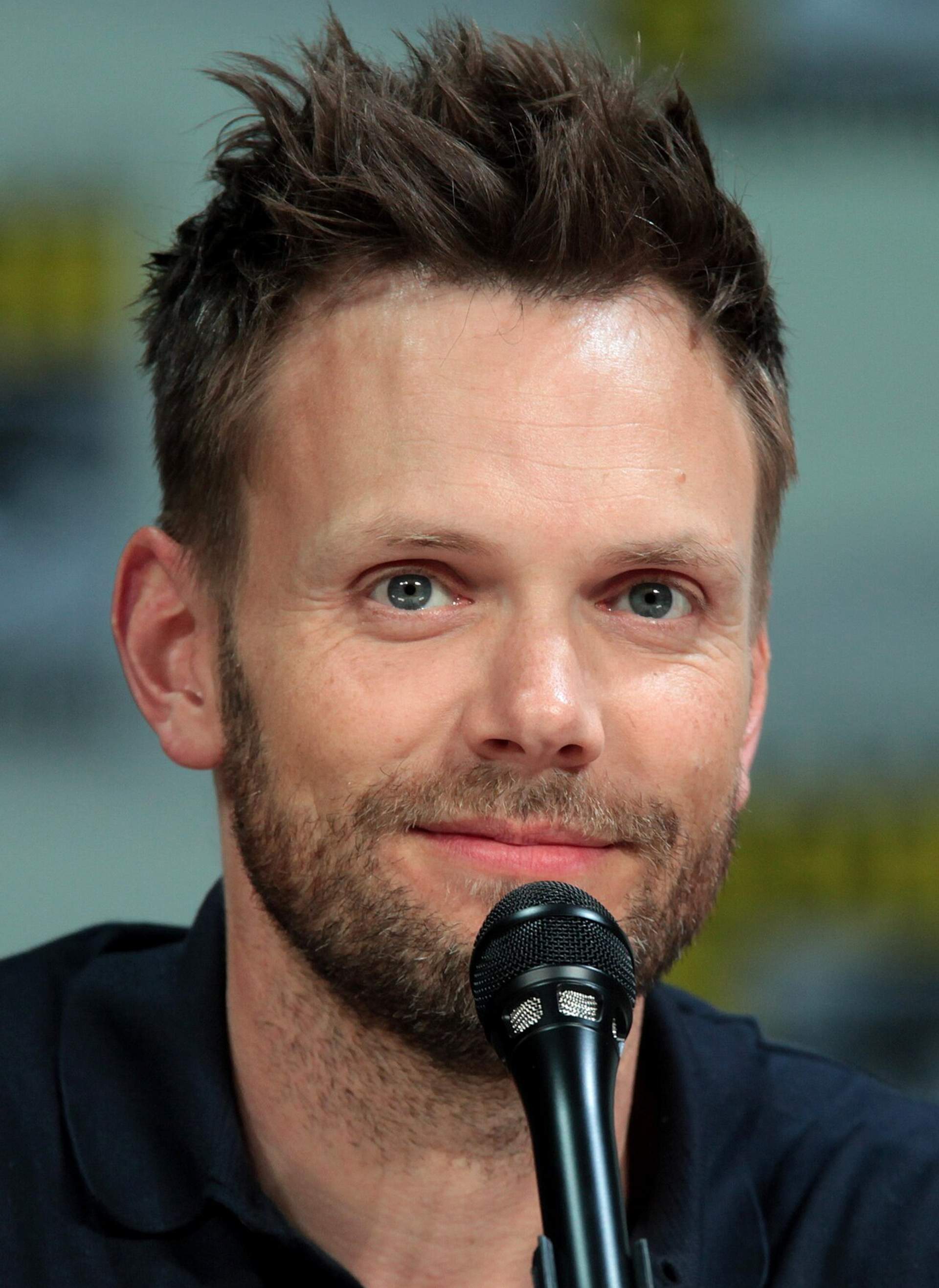 Joel McHale, photographed in public. Licensed image; not evidence of any procedure.