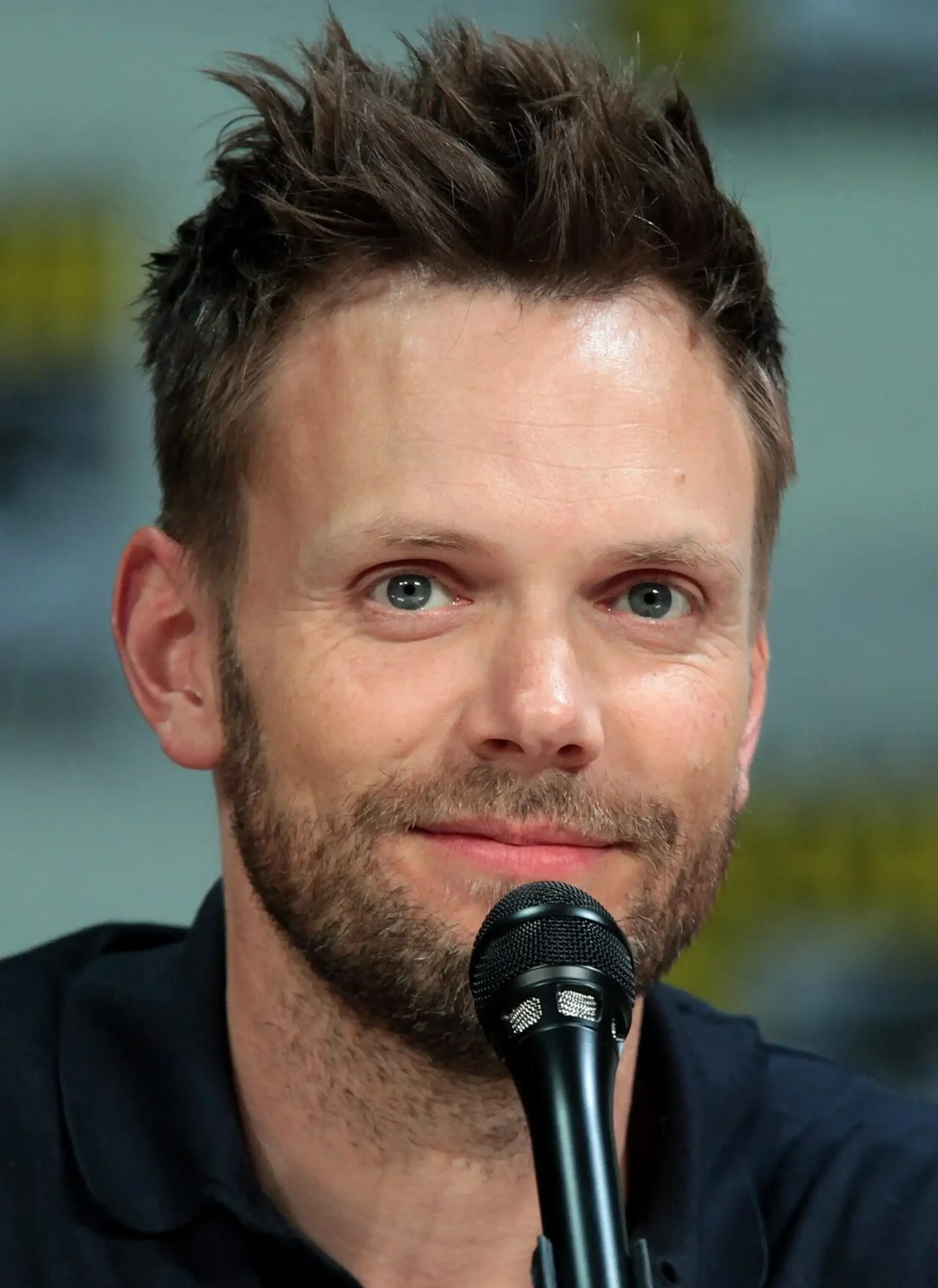 Joel McHale, photographed in public. Licensed image; not evidence of any procedure.