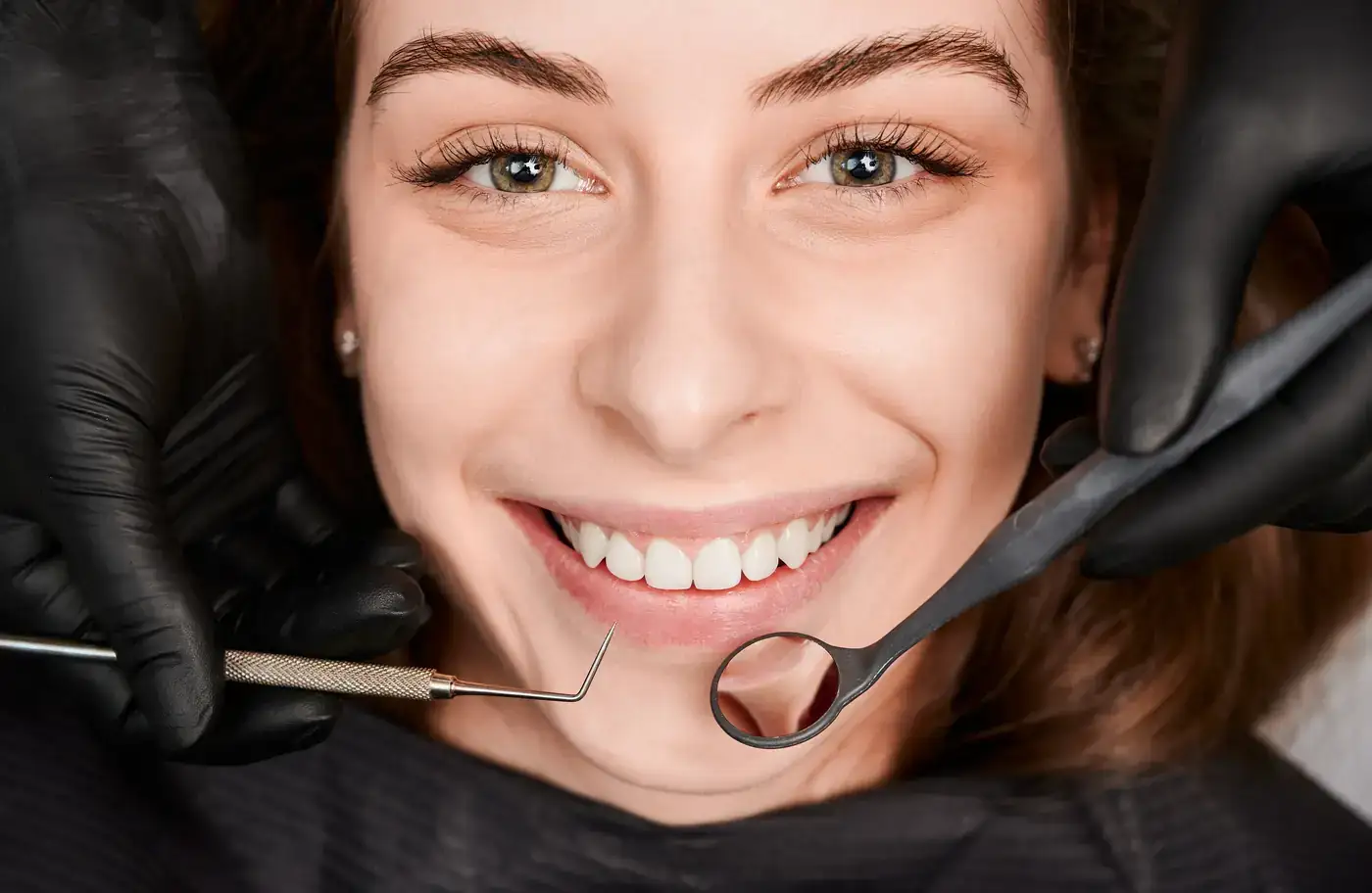 mujer-joven-alegre-teniendo-un-examen-dental-clinica