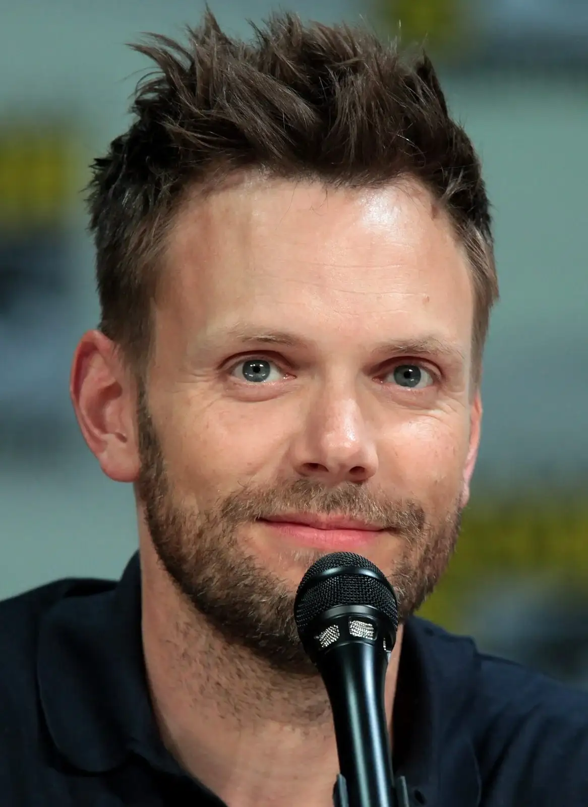 Joel McHale, photographed in public. Licensed image; not evidence of any procedure.