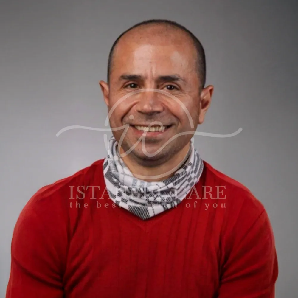 Foto prima del trapianto di capelli presso Istanbul Care — uomo calvo sorridente con maglione rosso, vista frontale