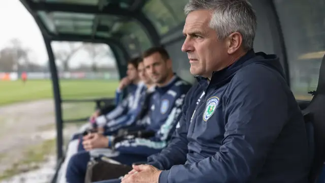 لاعب كرة قدم تظهر عليه علامات ترقق الشعر في ملعب التدريب