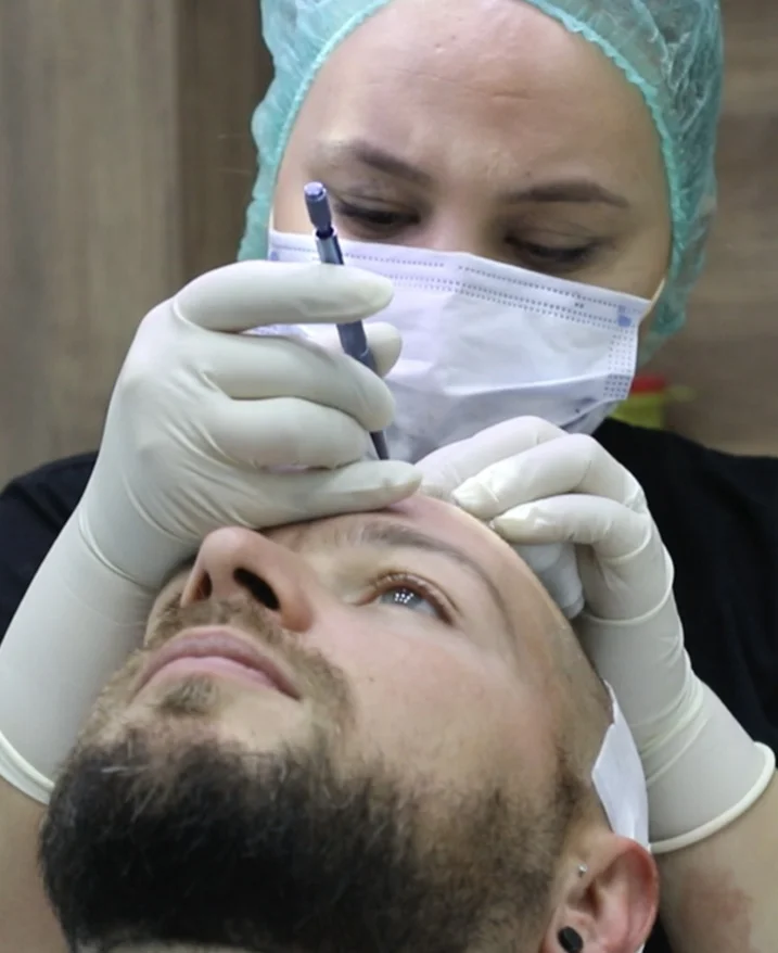 Siehe vollständiges natürliches Haarwachstum nach zwölf Monaten.