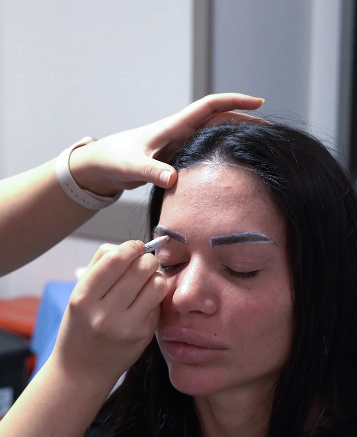 Dlaczego kobiety doświadczają przerzedzania brwi