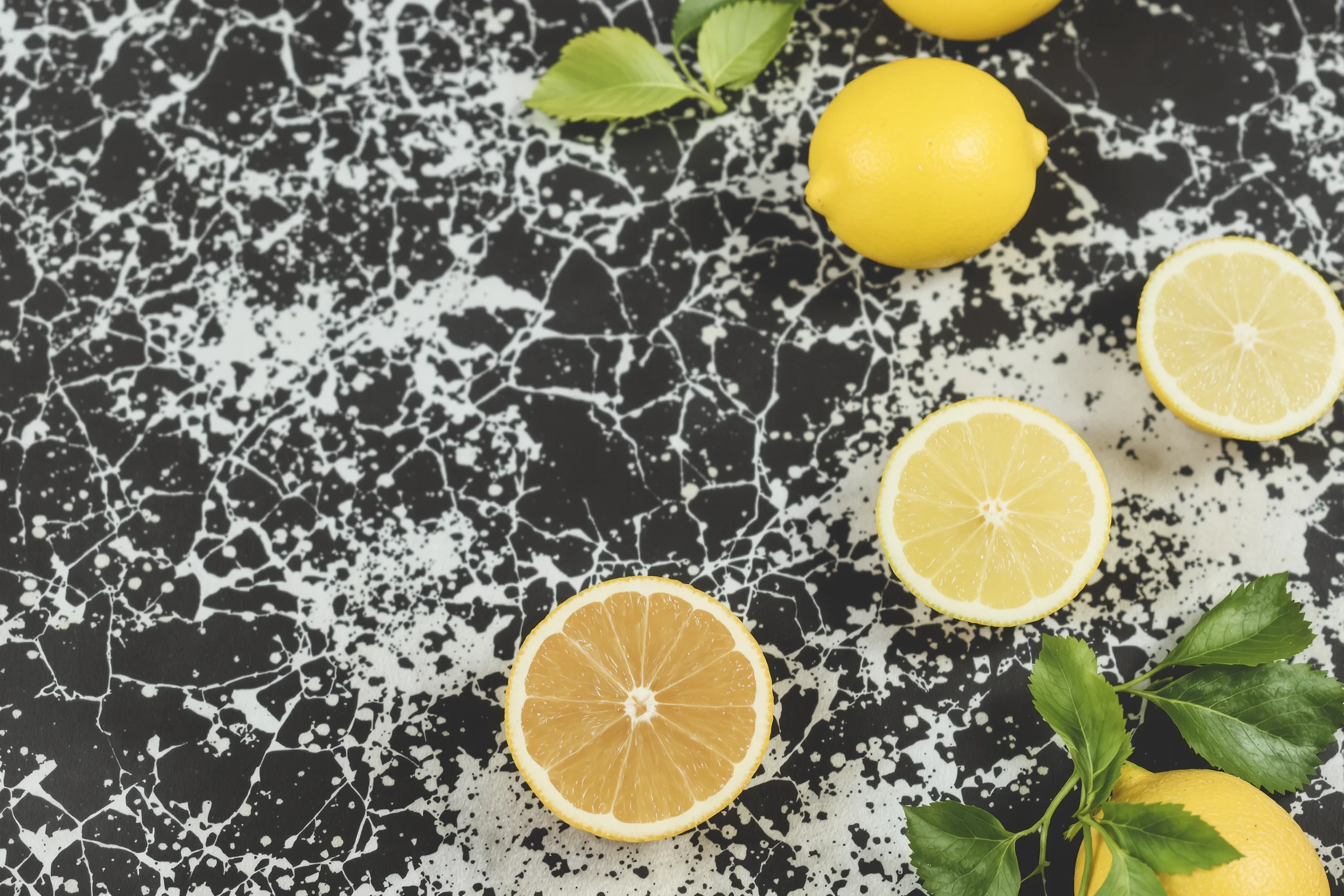 Udhëzues për zbardhjen natyrale të flokëve me lëng limoni
