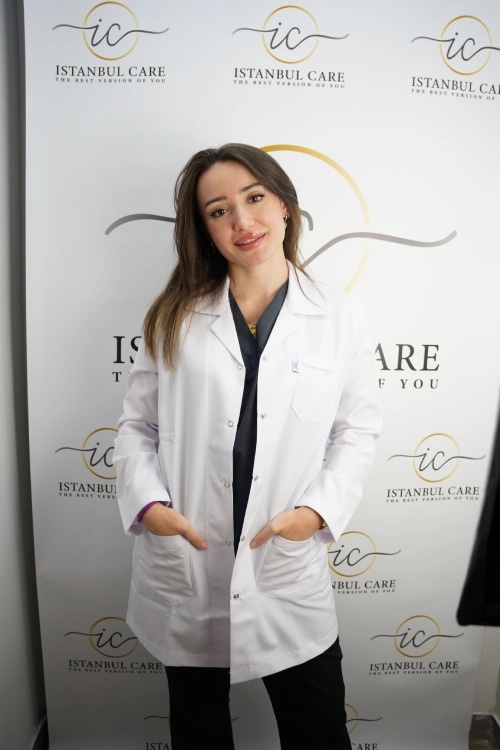 Istanbul-Care-Kliniker, fotografiert vor der Markenkulisse der Klinik.