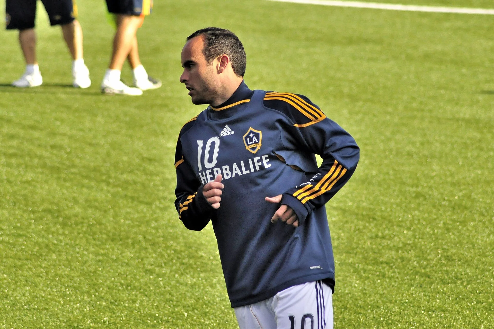 Landon Donovan che si riscalda con la maglia da allenamento dei Los Angeles Galaxy nel 2011