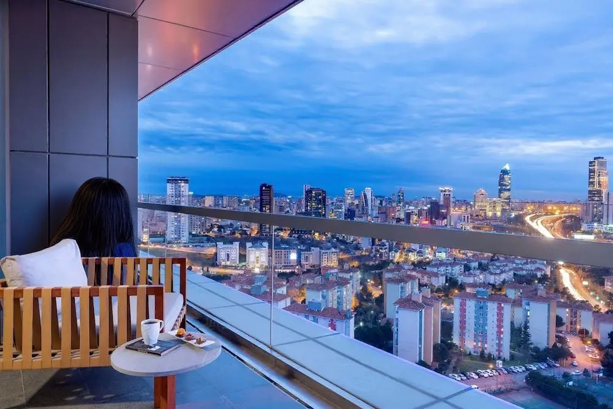Balcon de hotel cu vedere spre orizontul Istanbulului la amurg.